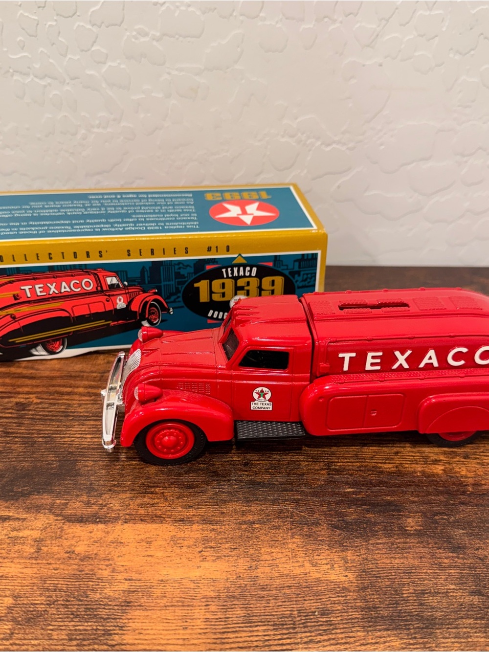 ERTL TEXACO 1939 DODGE AIRFLOW TANKER TRUCK BANK IN BOX